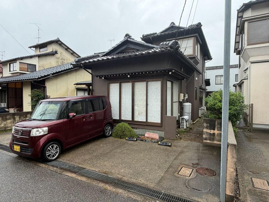 【完成】<br />
外壁全面の塗装が完了し、施工前に目立っていた汚れやカビが除去され、住宅全体がきれいな外観に仕上がりました。<br />
<br />
下塗り・中塗り・上塗りの工程を重ねることで、新しい塗膜による外壁表面の保護機能も整えています。<br />
<br />
さらに軒天・軒樋・水切りを塗装したことで、外壁だけが新しく見えるのではなく、建物全体に統一感が生まれました。<br />
<br />
築40年の住宅でも、既存の外壁を活かした塗装によって美観を改善できた施工事例です。<br />
<br />
なお、クラックの補修方法や改善範囲については現場情報がないため、補修完了を断定していません。